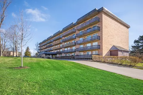 8025 Woodglen Ln #207, Downers Grove, IL 60516