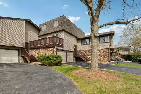 29 W388 White Oak Dr, Warrenville, IL 60555