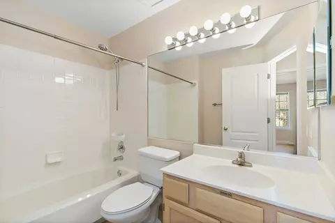 Bath - 1415 Diamond Dr, Hoffman Estates, IL 60192 photo 4 of 4