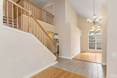 Entry Way - 1415 Diamond Dr, Hoffman Estates, IL 60192 photo 2 of 3