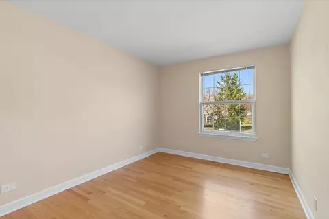 Bedroom - 1415 Diamond Dr, Hoffman Estates, IL 60192 photo 3 of 4