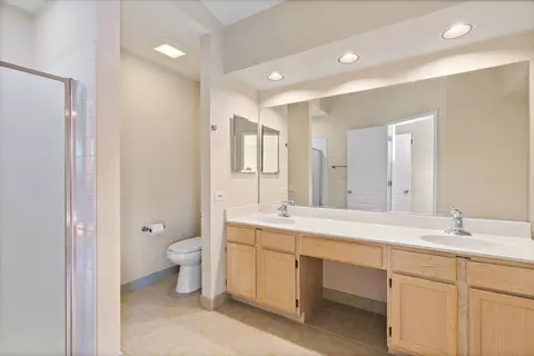 Bath - 1415 Diamond Dr, Hoffman Estates, IL 60192 photo 2 of 4