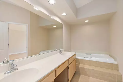 Bath - 1415 Diamond Dr, Hoffman Estates, IL 60192 photo 3 of 4