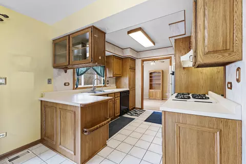 Kitchen - 1580 Riverwood Dr, Algonquin, IL 60102 photo 2 of 2