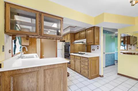 Kitchen - 1580 Riverwood Dr, Algonquin, IL 60102 photo 1 of 2