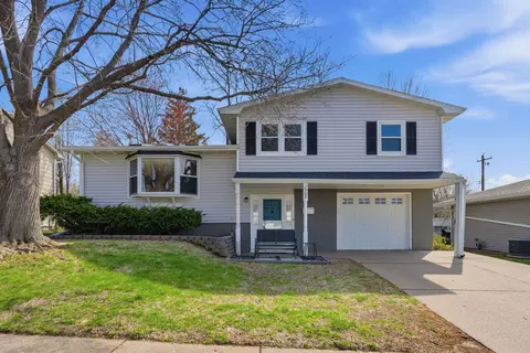 2909 Linden Ln, Bettendorf, IA 52722