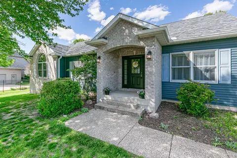1099 Fox Hollow Ln, Le Claire, IA 52753