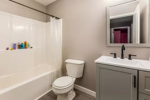 Bath - 1925 Hamilton St, Murphysboro, IL 62966 photo 2 of 3