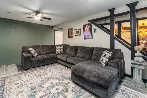 Living - 1925 Hamilton St, Murphysboro, IL 62966 photo 2 of 4