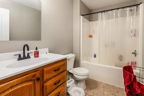 Bath - 1925 Hamilton St, Murphysboro, IL 62966 photo 1 of 3