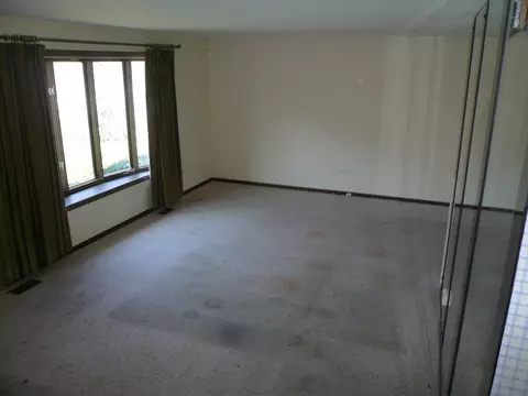 Living - Undisclosed, Midlothian, IL 60445 photo 2 of 5