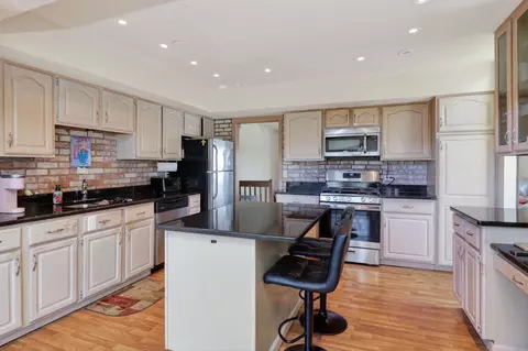 Kitchen - 1170 Lancaster Ct, Hoffman Estates, IL 60195 photo 2 of 4