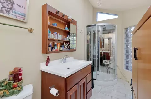 Bath - 1170 Lancaster Ct, Hoffman Estates, IL 60195 photo 1 of 3