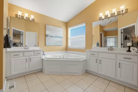 Bath - 6 Reedsworth Ct, Algonquin, IL 60102 photo 2 of 4