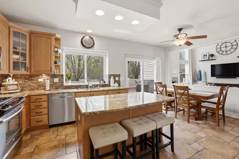 Kitchen - 6 Reedsworth Ct, Algonquin, IL 60102 photo 2 of 3