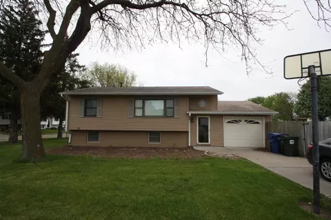 3937 Clark Ct, Davenport, IA 52806