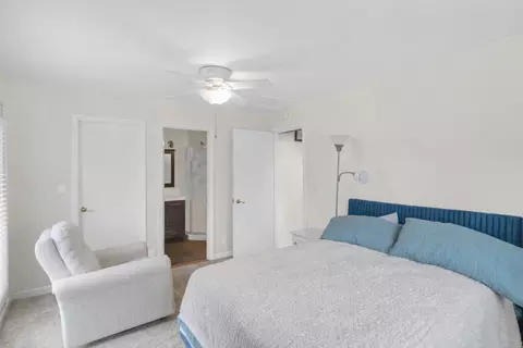 Bedroom - 705 Cumberland St, Hoffman Estates, IL 60169 photo 2 of 5