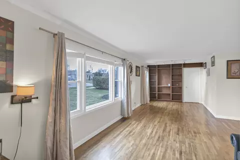 Living - 705 Cumberland St, Hoffman Estates, IL 60169 photo 1 of 2