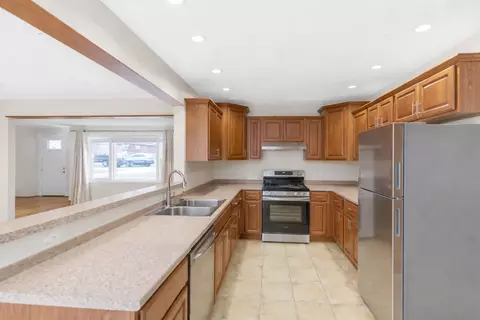 Kitchen - 705 Cumberland St, Hoffman Estates, IL 60169 photo 1 of 4