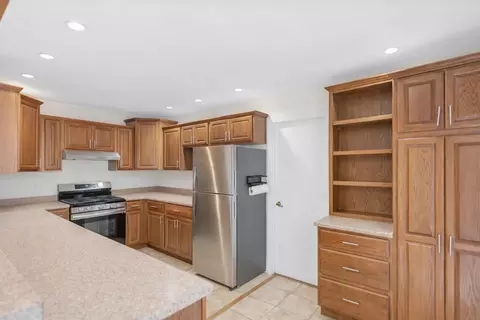 Kitchen - 705 Cumberland St, Hoffman Estates, IL 60169 photo 2 of 4