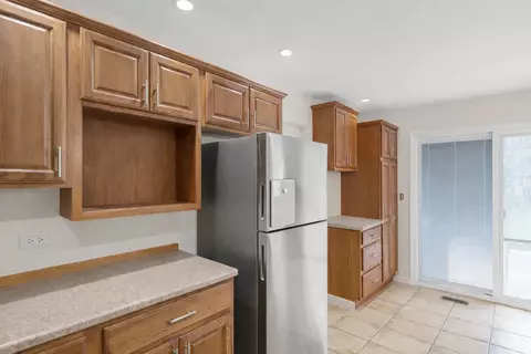 Kitchen - 705 Cumberland St, Hoffman Estates, IL 60169 photo 3 of 4