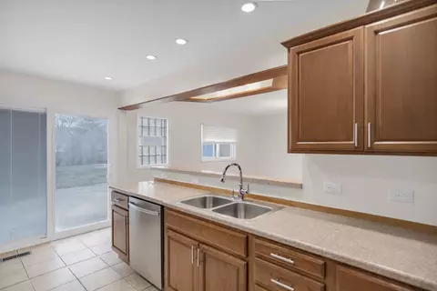 Kitchen - 705 Cumberland St, Hoffman Estates, IL 60169 photo 4 of 4