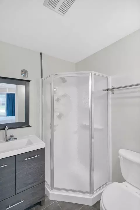 Bath - 705 Cumberland St, Hoffman Estates, IL 60169 photo 1 of 2