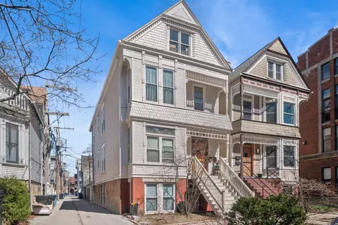 1042 W Barry Ave, Chicago, IL 60657