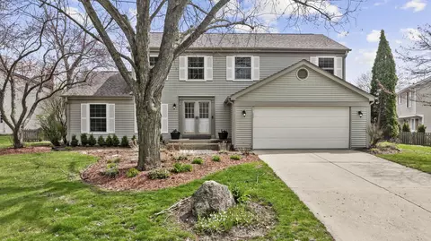 690 Honeysuckle Dr, Naperville, IL 60540