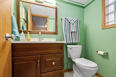 Bath - 15329 Oak Rd, Oak Forest, IL 60452 photo 1 of 4