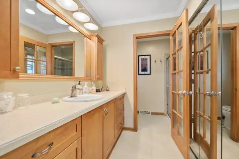 Bath - 15329 Oak Rd, Oak Forest, IL 60452 photo 3 of 4