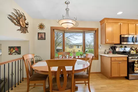 Dining - 15329 Oak Rd, Oak Forest, IL 60452 photo 3 of 3