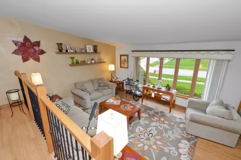 Living - 15329 Oak Rd, Oak Forest, IL 60452 photo 3 of 4