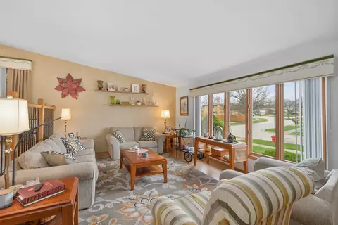 Living - 15329 Oak Rd, Oak Forest, IL 60452 photo 1 of 4