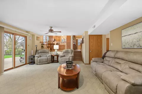 Living - 15329 Oak Rd, Oak Forest, IL 60452 photo 4 of 4