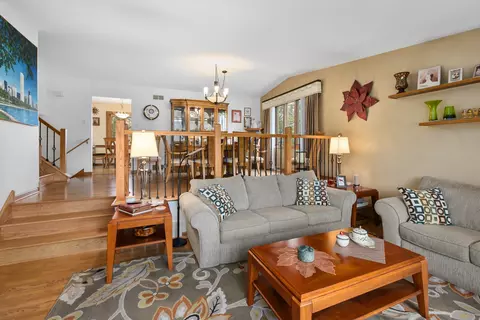 Living - 15329 Oak Rd, Oak Forest, IL 60452 photo 2 of 4