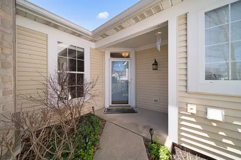 2370 Carillon Dr, Grayslake, IL 60030