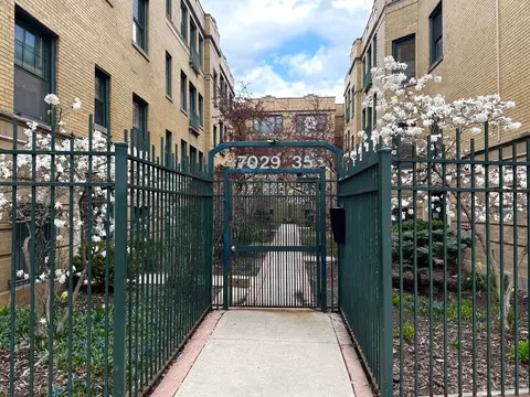 7031 N Sheridan Rd #2E, Chicago, IL 60626