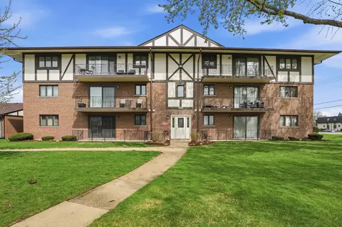 11042 S Theresa Cir #1C, Palos Hills, IL 60465