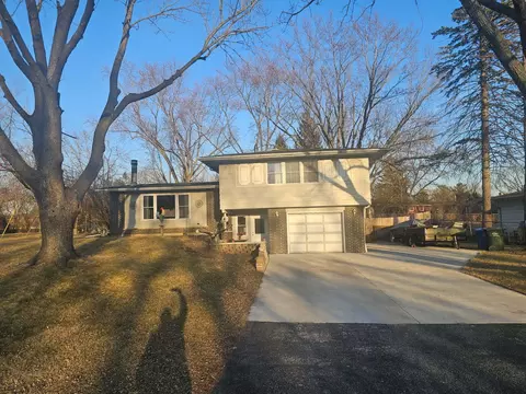 1852 Center Dr, Carpentersville, IL 60110
