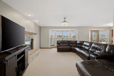 Living - 2300 Wesmere Lakes Dr, Plainfield, IL 60586 photo 4 of 8