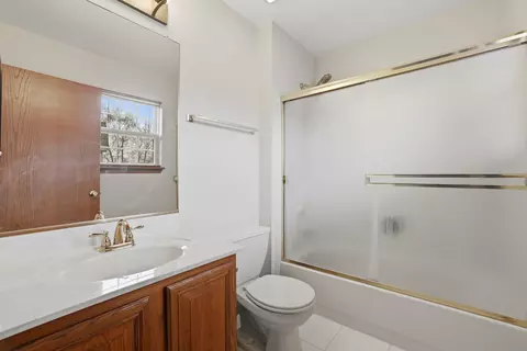 Bath - 2300 Wesmere Lakes Dr, Plainfield, IL 60586 photo 4 of 5
