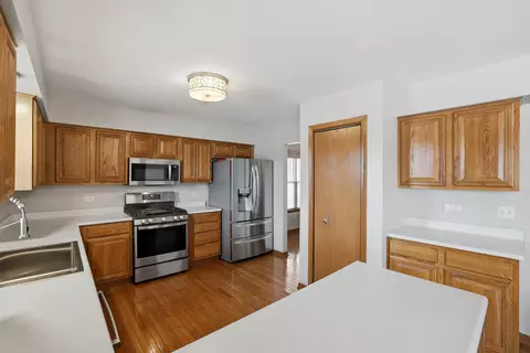 Kitchen - 2300 Wesmere Lakes Dr, Plainfield, IL 60586 photo 4 of 6