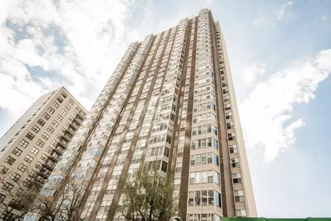 525 W Hawthorne Pl #2706, Chicago, IL 60657
