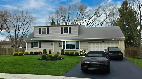 8 Greenwood Ct N, Buffalo Grove, IL 60089