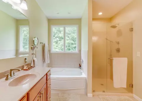 Bath - 3550 Bishop Rd, Mount Vernon, IL 62864 photo 3 of 6