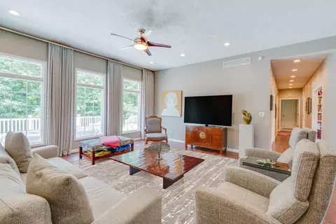 Living - 3550 Bishop Rd, Mount Vernon, IL 62864 photo 2 of 8