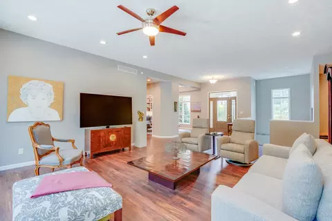 Living - 3550 Bishop Rd, Mount Vernon, IL 62864 photo 5 of 8