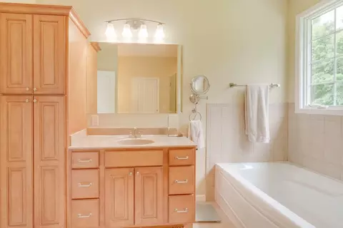 Bath - 3550 Bishop Rd, Mount Vernon, IL 62864 photo 5 of 6