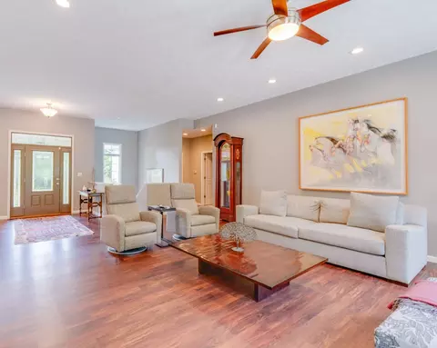Living - 3550 Bishop Rd, Mount Vernon, IL 62864 photo 4 of 8
